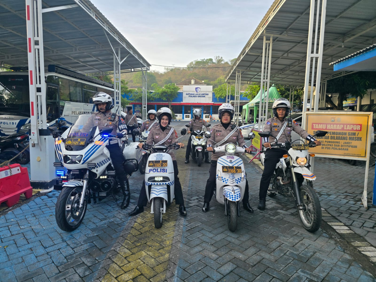 Start dari Mapolres Gresik didampingi anggota Patwal Srikandi Giri mengaspal dijalanan kota Gresik menggunakan sepeda ramah lingkungan (foto : humasresgresik/mashuri_beritaformat.com)