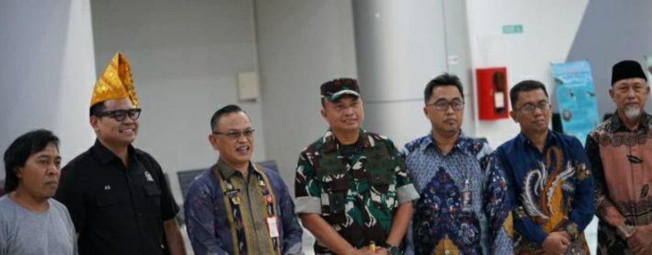 Dari kiri Komeng, Wakil Ketua MPR RI, Setda Kota Palu, Dandim dan jajaran Forkopimda Kota Palu saat menyambut kedatangan rombongan di bandara Mutiara Sis Al-Jufri (foto : ono_beritaformat.com)