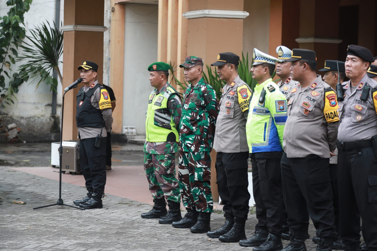 Apel persiapan pengamanan debat publik kedua di halaman Mapolres Jombang (foto : humasresjbg/lekdar_beritaformat.com)