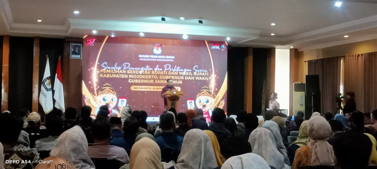 Ketua KPU Kab. Mojokerto saat memberikan sambutan pada acara simulasi pemungutan dan penghitungan suara di hotel arayana trawas (foto : zia_beritaformat.com)
