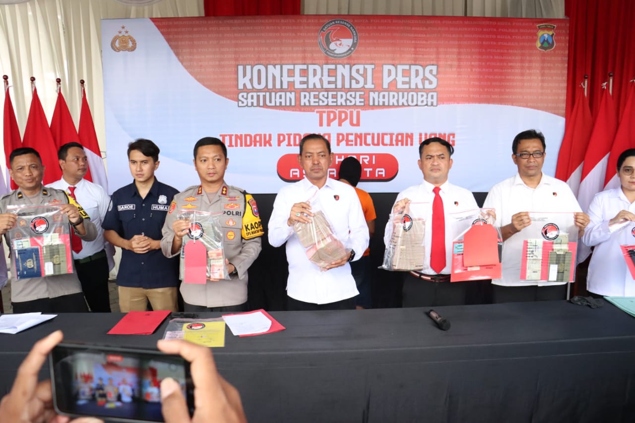 Dir. Resnarkoba Polda Jatim Kombes Pol Robert Da Costa (tengah) Kapolresta Mojokerto AKBP Daniel.S.Murunduri, S.I.K., M.H, (sebelah kanan) dan Kasat Resnarkoba Polresta Mojokerto Iptu Moch. Suparlan (kiri berdasi merah) saat menunjukkan uang sitaan dari b
