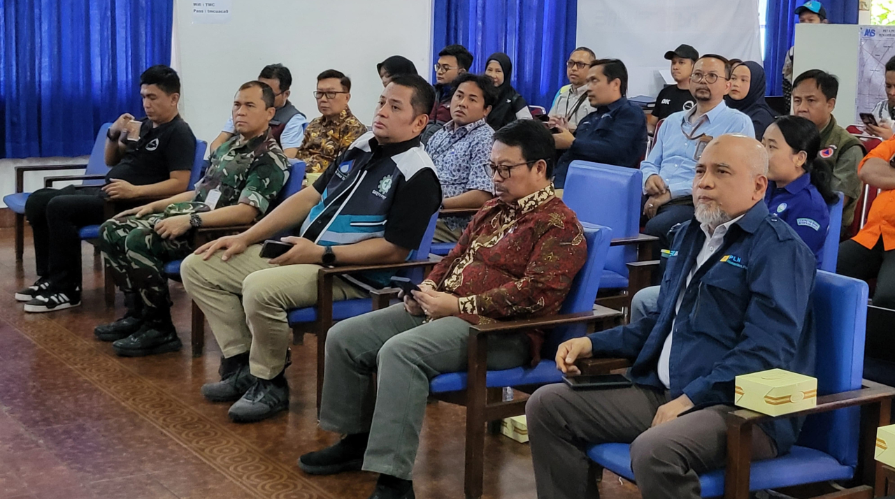 Sejumlah pejabat dari Jasa Tirta II, PT. PLN Nusantara Power, BBWS Citarum, PT. PLN Indonesia Power dan perwakilan Lanud Husein Sastranegara saat menghadiri kick off pelaksanaan OMC 2024 (foto : v-to_beritaformat.com)