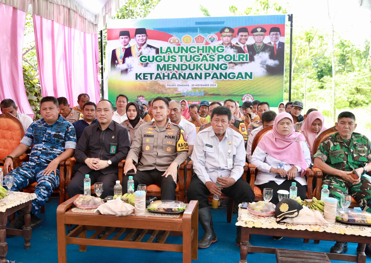 Dari kiri, Komandan Satuan Radar Kabuh, Kepala Kejaksaan Negri Jombang, Kapolres Jombang AKBP Eko Bagus Riydi, Kepala Dinas Pertanian Kab. Jombang Muchamad Rony, Penyuluh Pertanian dan Kapten Nurhadi saat youtube streaming bersama Kapolri (foto : humasres