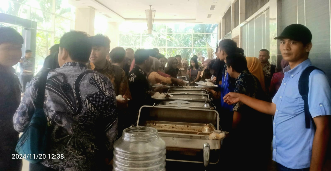 Tampak sejumlah peserta Bimtek yang balik kanan saat hendak makan siang karena kehabisan menu (foto : ono_beritaformat.com)