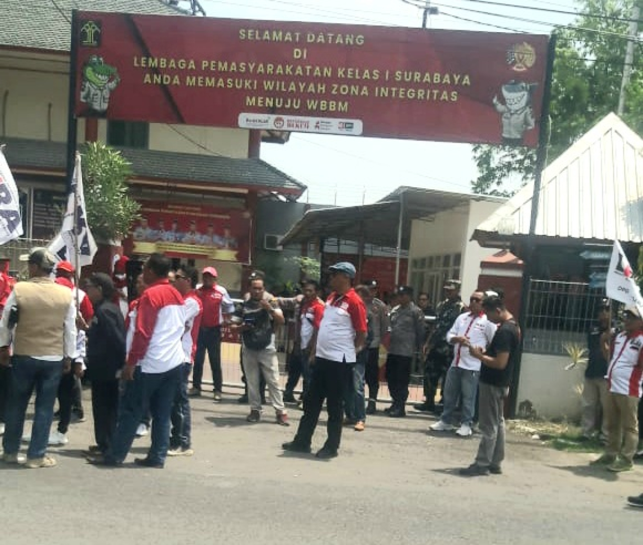 Aksi unjuk rasa damai LSM LIRA didepan Lapas Kelas 1 Porong (foto : mashuri_beritaformat.com)