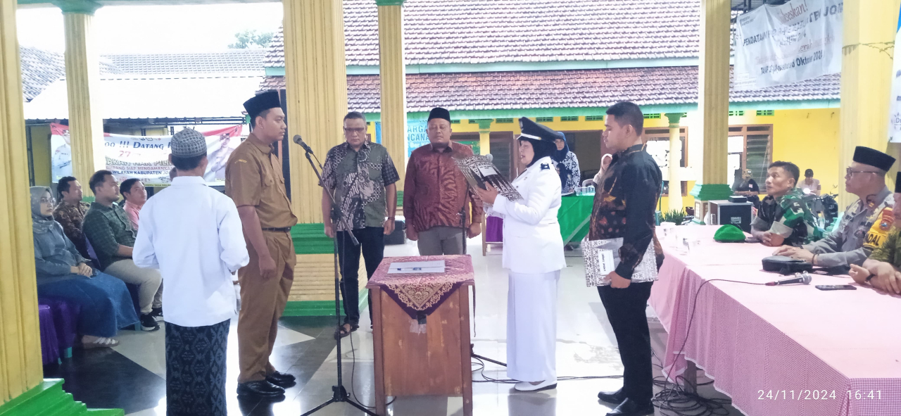 Kades Pundong Dra. Sri Handayani saat melantik dan mengambil sumpah jabatan Kasi Pemerintahaan yang dijabat oleh Rinaldy Risa Darmawan, S.PSI. (foto : lekdar_beritaformat.com)