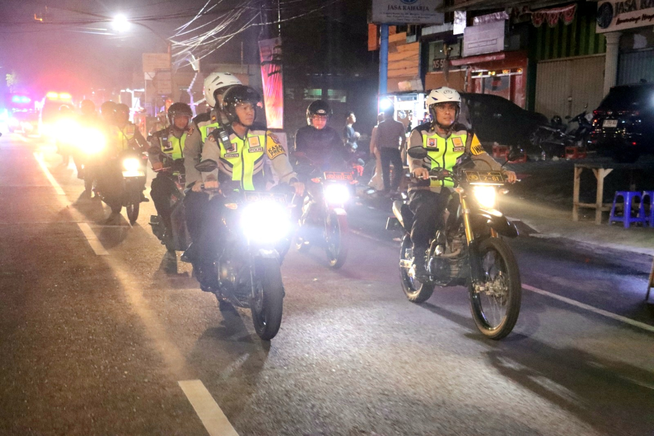 Kompol Suwarno Wakapolresta Mojokerto saat melakukan patroli cipta kondisi.menjelang hari tenang dan pemungutan suara pemilukada tahun 2024 (foto : sihumasrestamjk/zia_beritaformat.com)