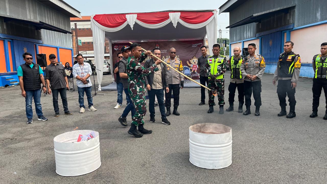 Proses pembakaran surat suara rusak di gudang logistik KPU Kab. Mojokerto (foto : zia_beritaformat.com)