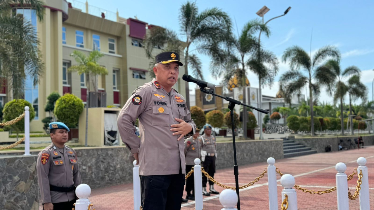 Ketua Tim Asistensi Mabes Polri, Brigjen Pol. Drs. Torik Triyono, saat memberikan arahan pada personel POH dihalaman Mapolda Sulteng (foto : bidhumaspoldasulteng/asri_beritaformat.com)