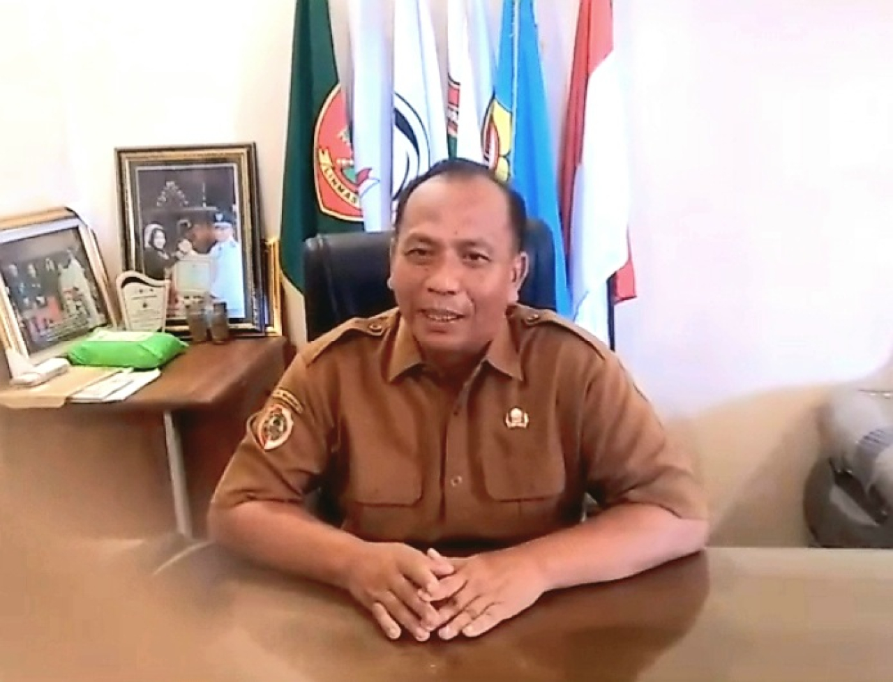Kepala Desa Karangasem Cipto Sutrisno, S.H., M.H. diruang kerjanya (foto : hartono_beritaformat.com)