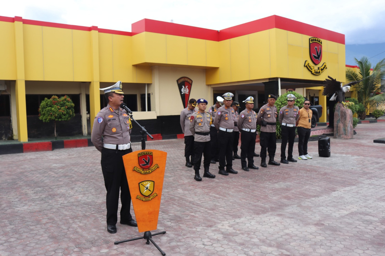 Kombes Pol Atot Irawan, S.I.K., M.M., selaku Kepala Satuan Tugas Operasi Daerah (Kasatgasopsda) Lilin Tinombala 2024 dan Direktur Lalu Lintas (Dirlantas) Polda Sulawesi Tengah saat memimpin apel kesiapan personil (foto : humas polda Sulteng/asri_beritafor