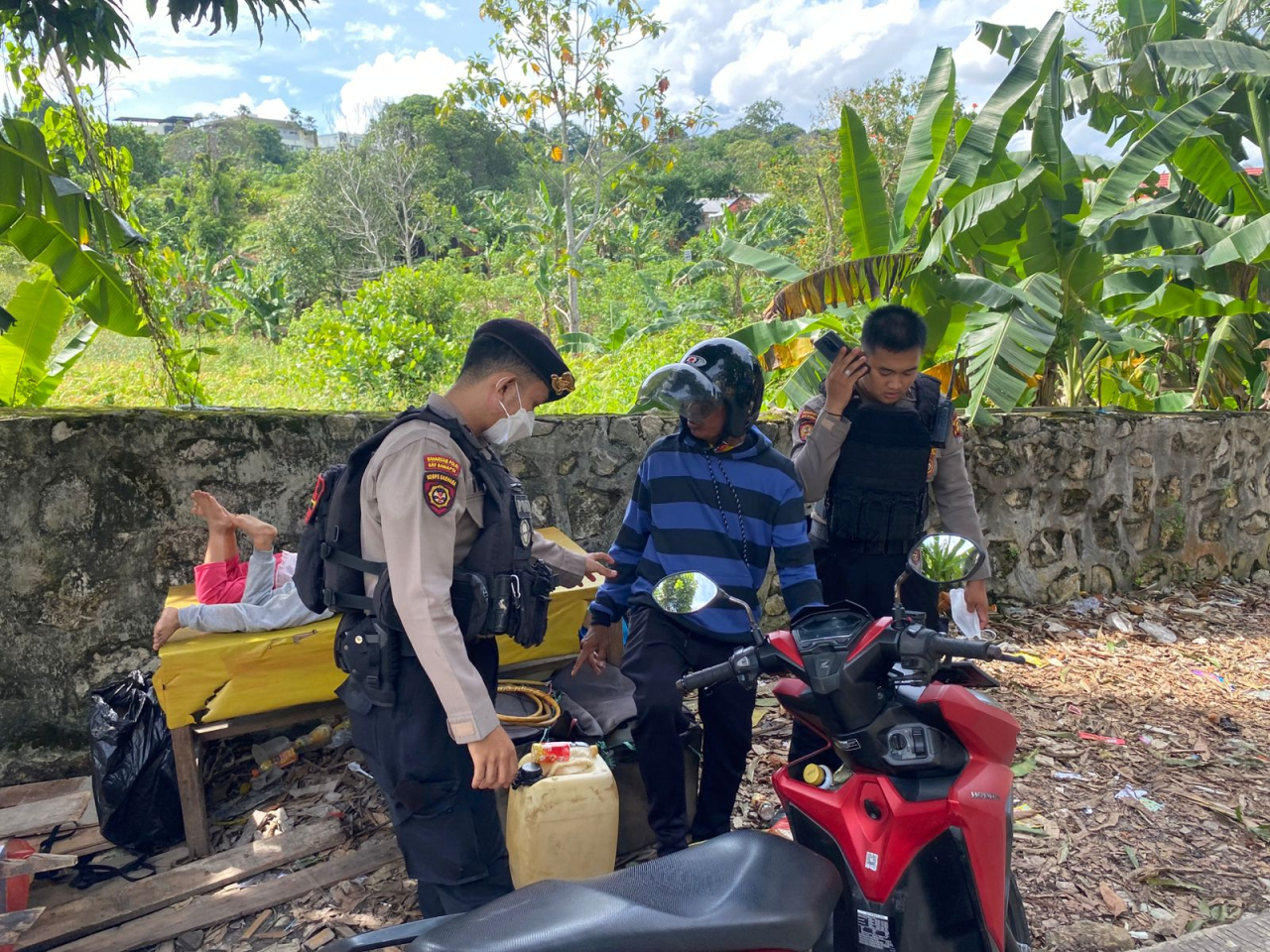 Personil Sabhara Polresta Balikpapan saat memergoki pelaku yang diduga melakukan kegiatan penimbunan BBM jenis Pertalite (foto : salahudin_beritaformat.com)