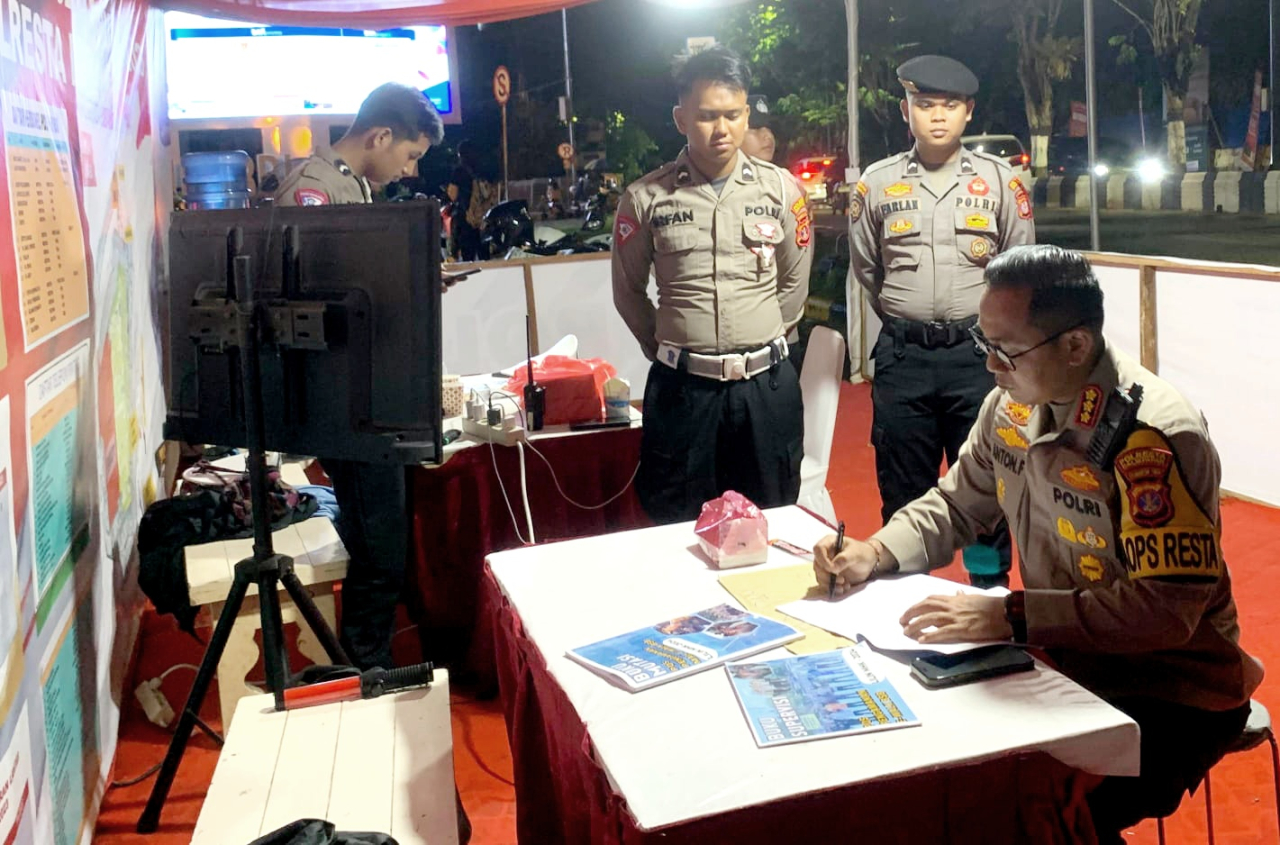 Kapolresta Balikpapan, Kombes Pol. Anton Firmanto, S.H., S.I.K., M.Si., saat melakukan peninjauan di salah satu Pos Pengamanan (Pospam) (foto : humas Resta Balikpapan/salahudin_beritaformat.com)