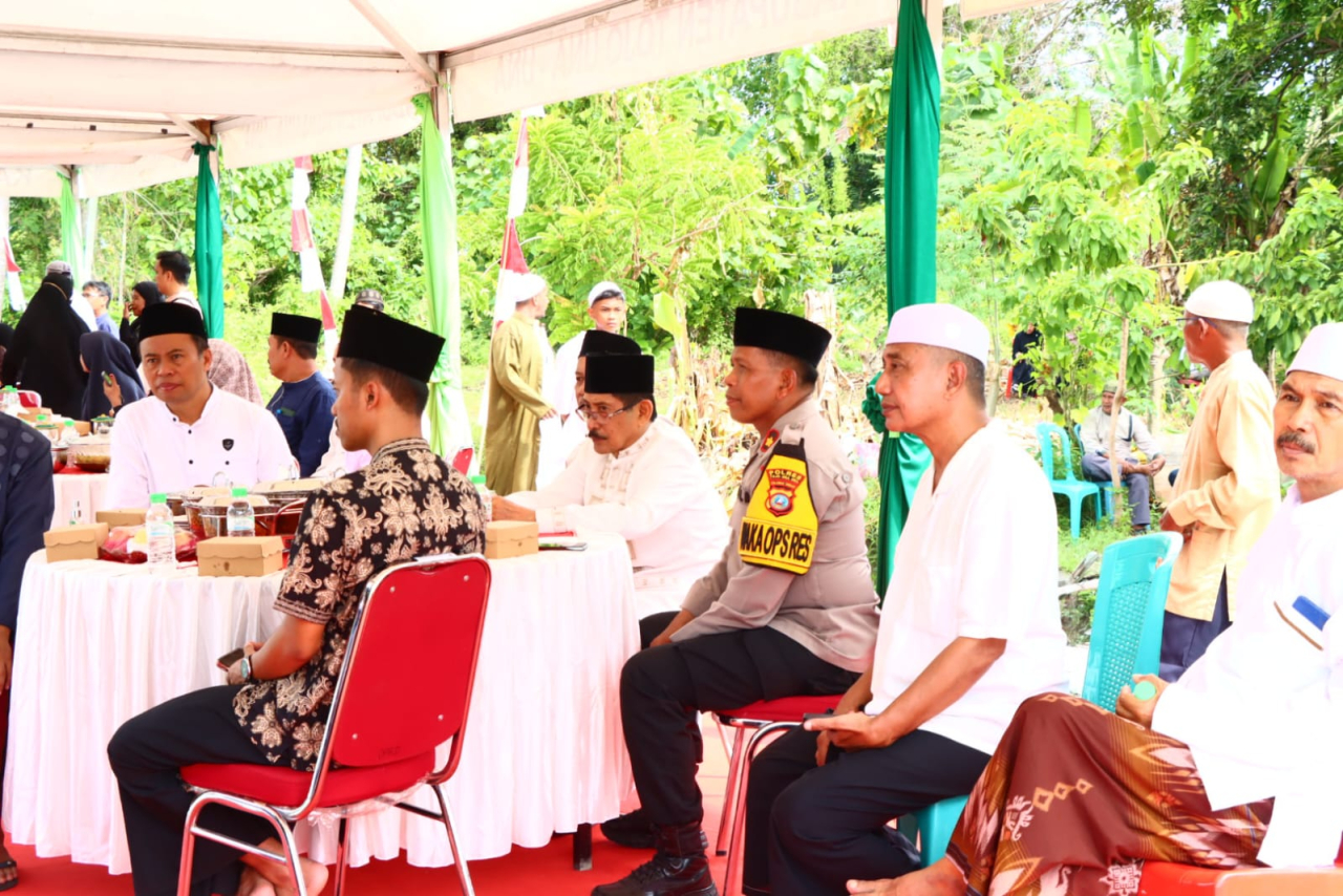 Wakapolres Tojo Una-Una Kompol Mulyadi saat menghadiri acara Haul Guru Tua dan H. Amin di komplek Masjid Miftahul Khairaat (foto : humasrestouna/asri_beritaformat.com)