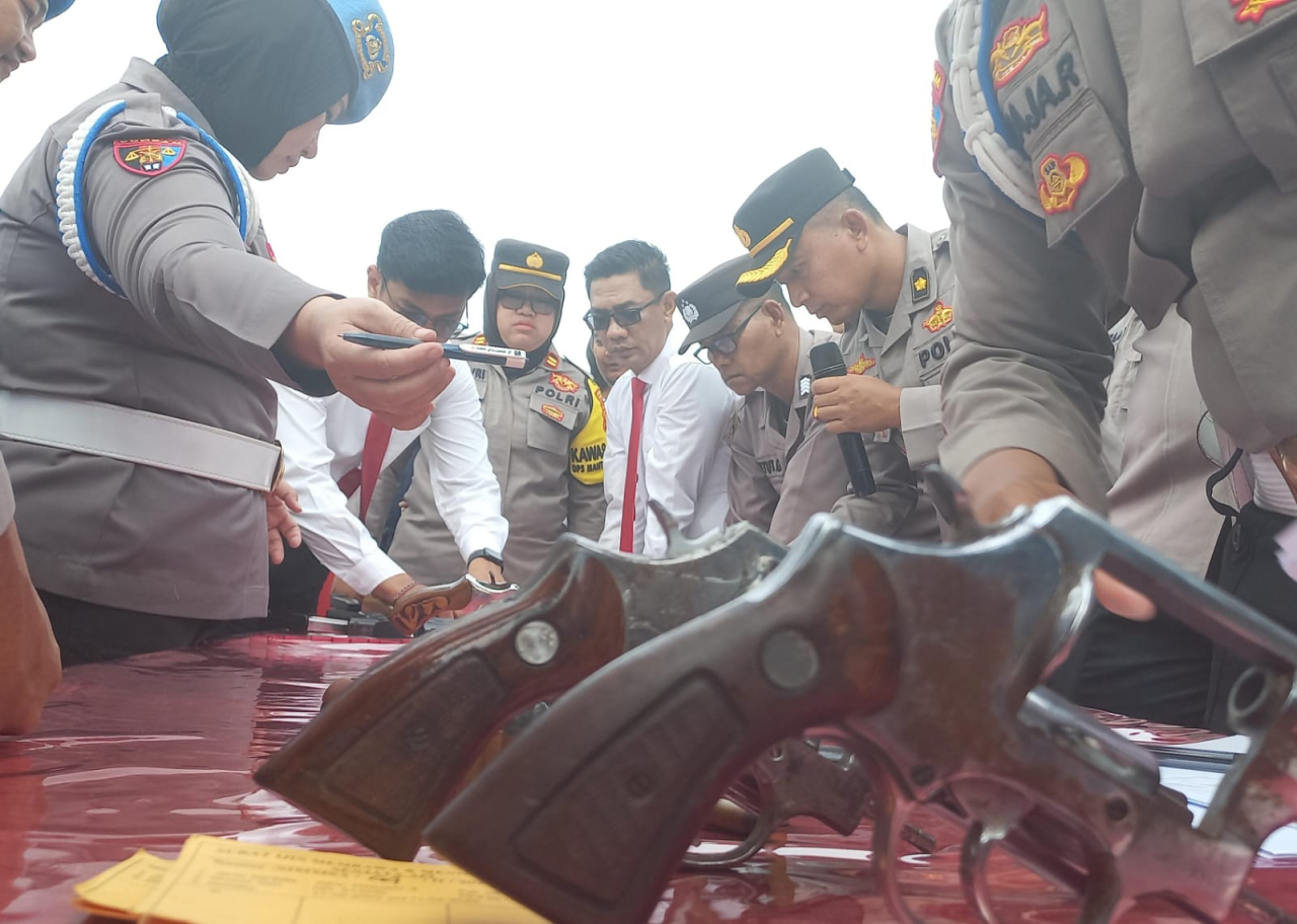 Wa kapolresta Balikpapan AKBP Hendrik E.B., saat melihat pengecekan senpi anggota (foto : humas Resta Balikpapan/salahudin_beritaformat.com)