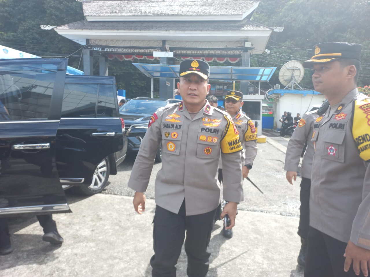Wakapolda Kaltim Brigjen Pol Dr. H. M. Sabilul Alif, S.H., S.I.K., M.Si., didampingi Kapolresta Balikpapan Kombes Pol Anton Firmanto, S.H., S.I.K., M.Si., saat akan melaksanakan rapat zoom dengan Menteri Perhubungan (foto : humas polda Kaltim/salahudin_be