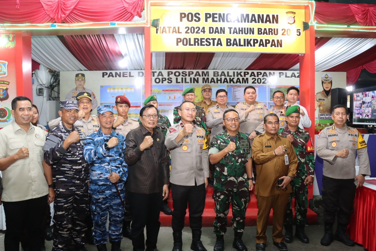 Rombongan Wakapolda Kaltim saat mengunjungi salah satu Pos Pengamanan Natal dan Tahun Baru (foto : humas polda Kaltim/salahudin_beritaformat.com)