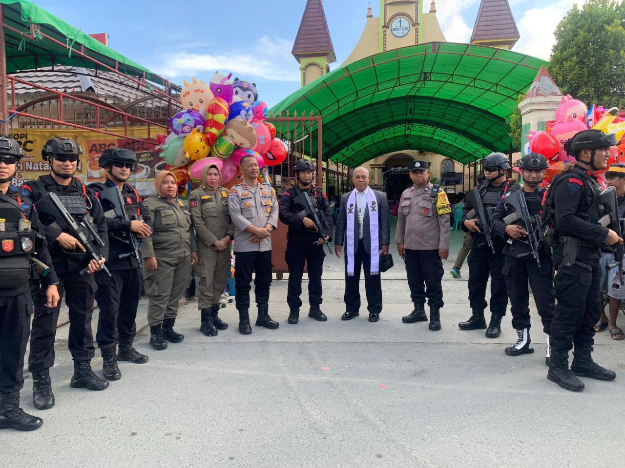 Dansat Brimob Polda Sulteng Kombes Pol Kurniawan Tandi Rongre bersama Pendeta dan anggota saat mengunjungi pospam depan gereja Kota Palu (foto : humas polda Sulteng/asri_beritaformat.com)