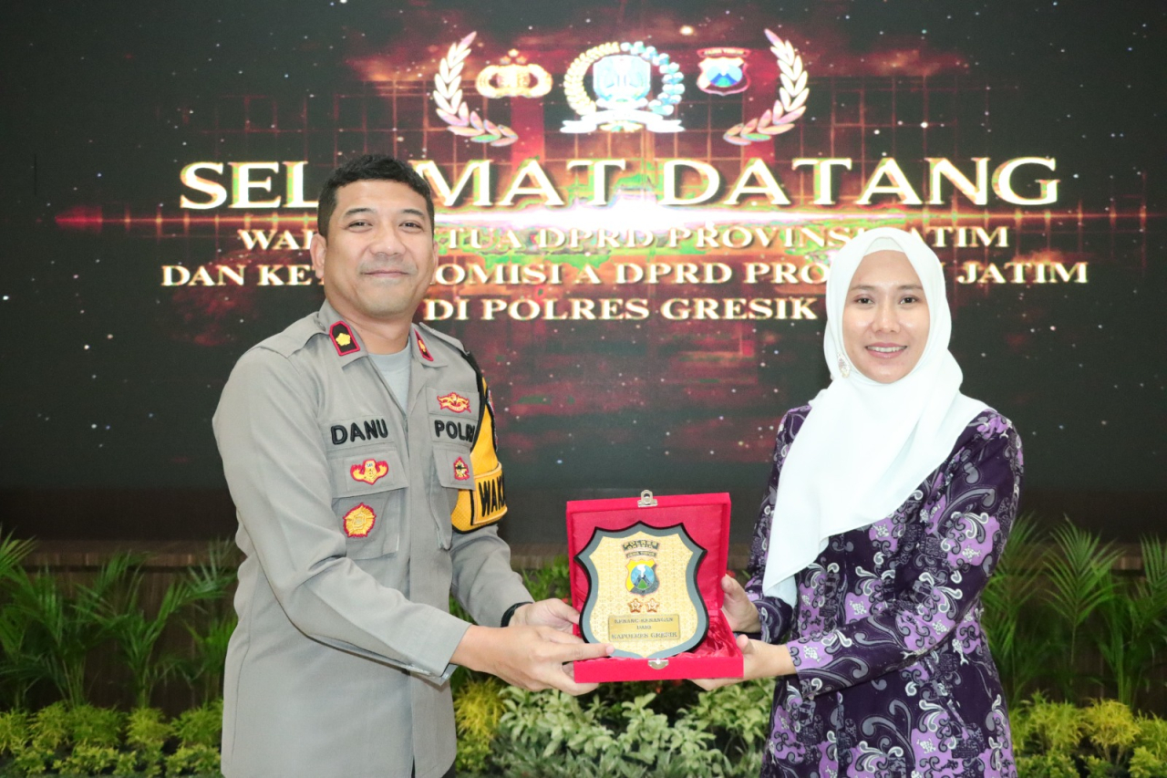 Wakapolres Gresik Kompol Danu Anindhito Kuncoro Putro, S.I.K., M.H. saat memberikan cinderamata kepada ketua rombongan Komisi A DPRD Provinsi Jawa Timur (foto : humasresgresik/212_beritaformat.com)