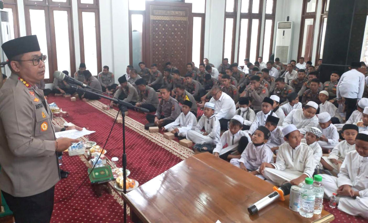 Kapolresta Balikpapan Kombes Pol. Anton Formanto saat memberikan amat pada siswa siswi MI Guntur Balikpapan, Anggota Polresta Balikpapan dan Yatim Piatu yang hadiri doa bersama (foto : humas Resta Balikpapan/salahudin_beritaformat.com)