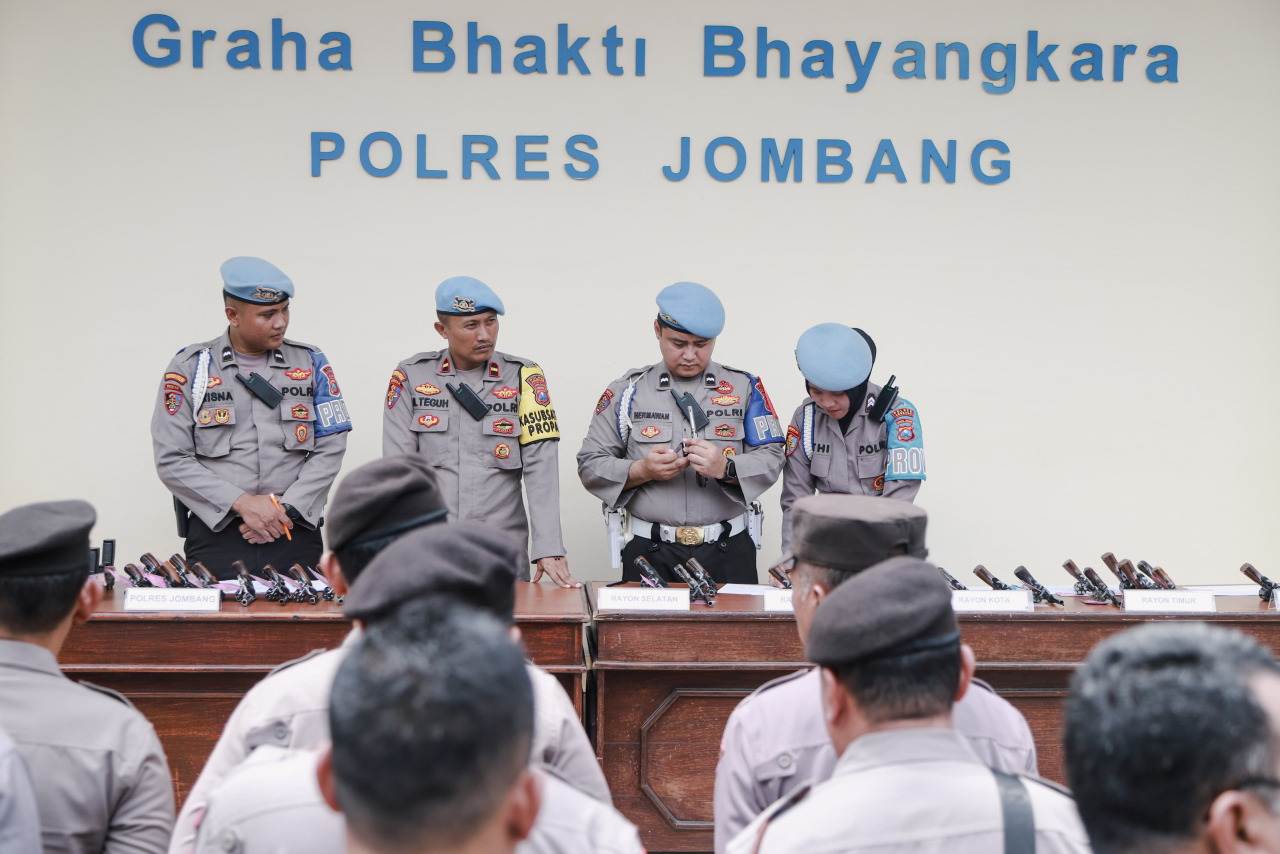 Anggota Propam Polres Jombang yang dipimpin oleh Kasi Propam Iptu Moh. Teguh memeriksa kondisi senpi yang dipinjam pakai ke anggota (foto : penmasresjbg/lekdar_beritaformat.com)