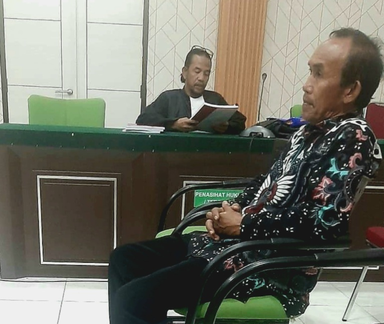 Mantan Camat Sidoan M. Syukur saat menghadiri sidang pembacaan pledoi pada kasus dugaan tindak pidana korupsi belanja SKPD kantor camat sidoan TA 2021-2023 (foto : humascabjaritinombo/asri_beritaformat.com)