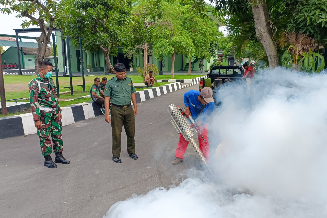 Fogging di area Makodim 0817/Gresik antisipasi perkembangbiakan jentik nyamuk penyebab DBD (foto : pendim0817-gresik/hartono_beritaformat.com)