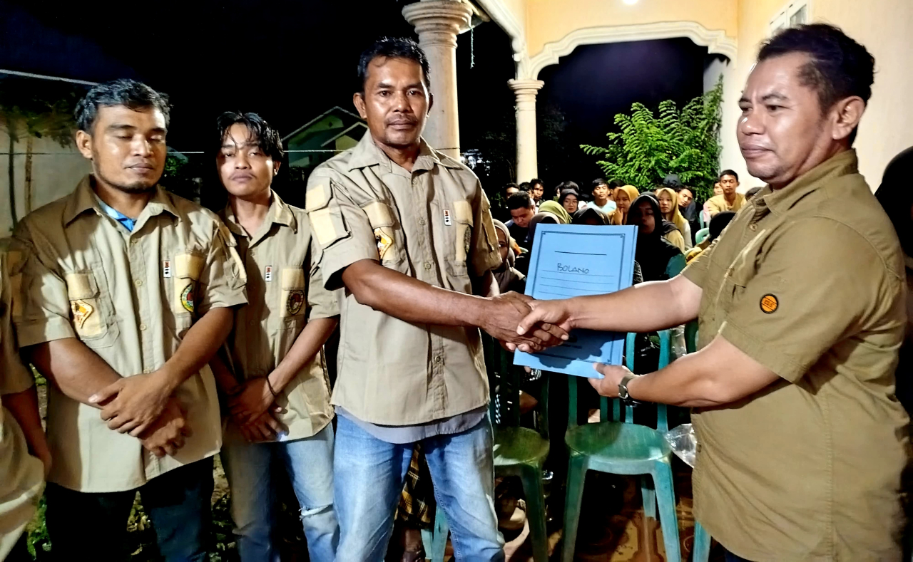 Paling kanan (Ketua DPC Pelita Prabu Parigimoutong) Hamzal saat menyerahkan SK secara simbolis kepada Ketua DPK Pelita Prabu Kecamatan Bolano, Nasir (foto : asri_beritaformat.com)