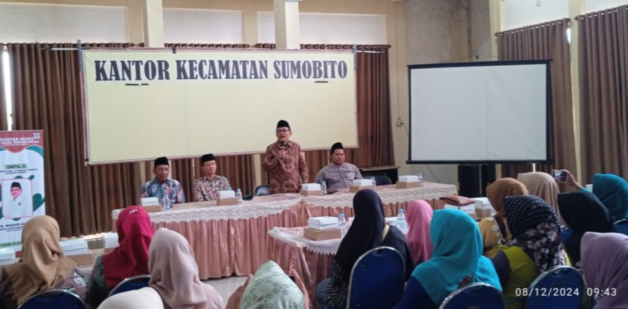 Abah Zuremi, Camat dan Kades saat mendengarkan sejumlah keluhan masyarakat saat kegiatan reses di kecamatan sumobito (foto : lekdar_beritaformat.com)
