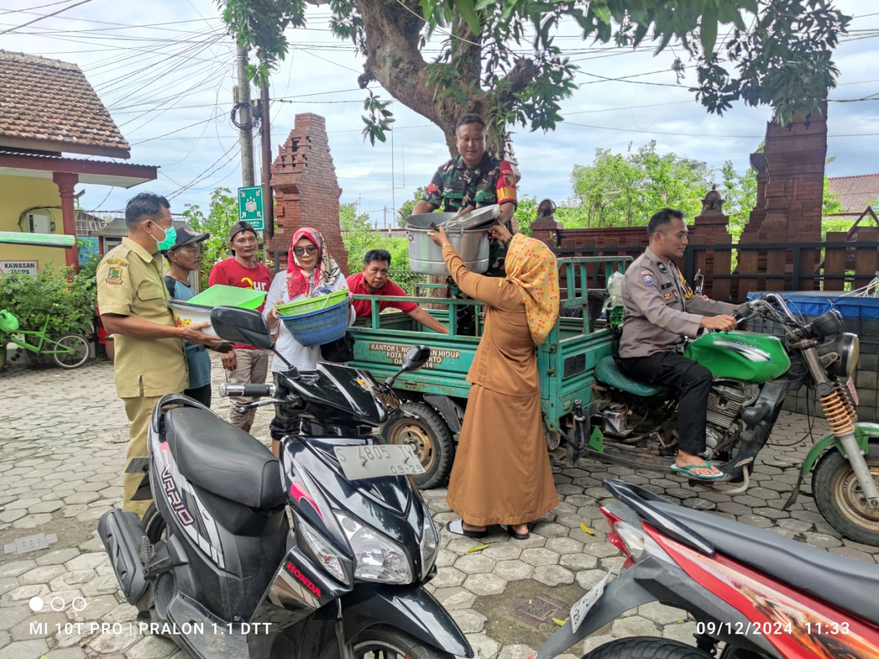 Sinergi : Kabhinkamtibmas Babinsa dan pegawai kelurahan Prajuritkulon bahu membahu menurunkan alat masak untuk persiapan keperluan dapur umum (foto : sihumasrestamjk/zia_beritaformat.com)
