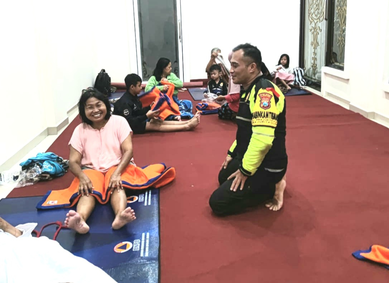 Bhabinkamtibmas Polsek Prajuritkulon saat mengunjungi warga dipengungsian (foto : humasrestamjk/zia_beritaformat.com)