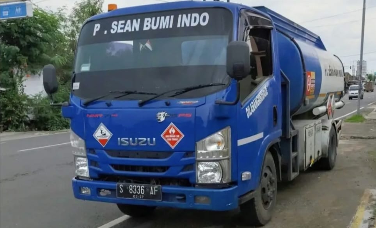 Truk tangki putih biru diduga milik PT. SBI yang masih diamankan di Polres Jombang (foto : tim/redaksi_beritaformat.com)