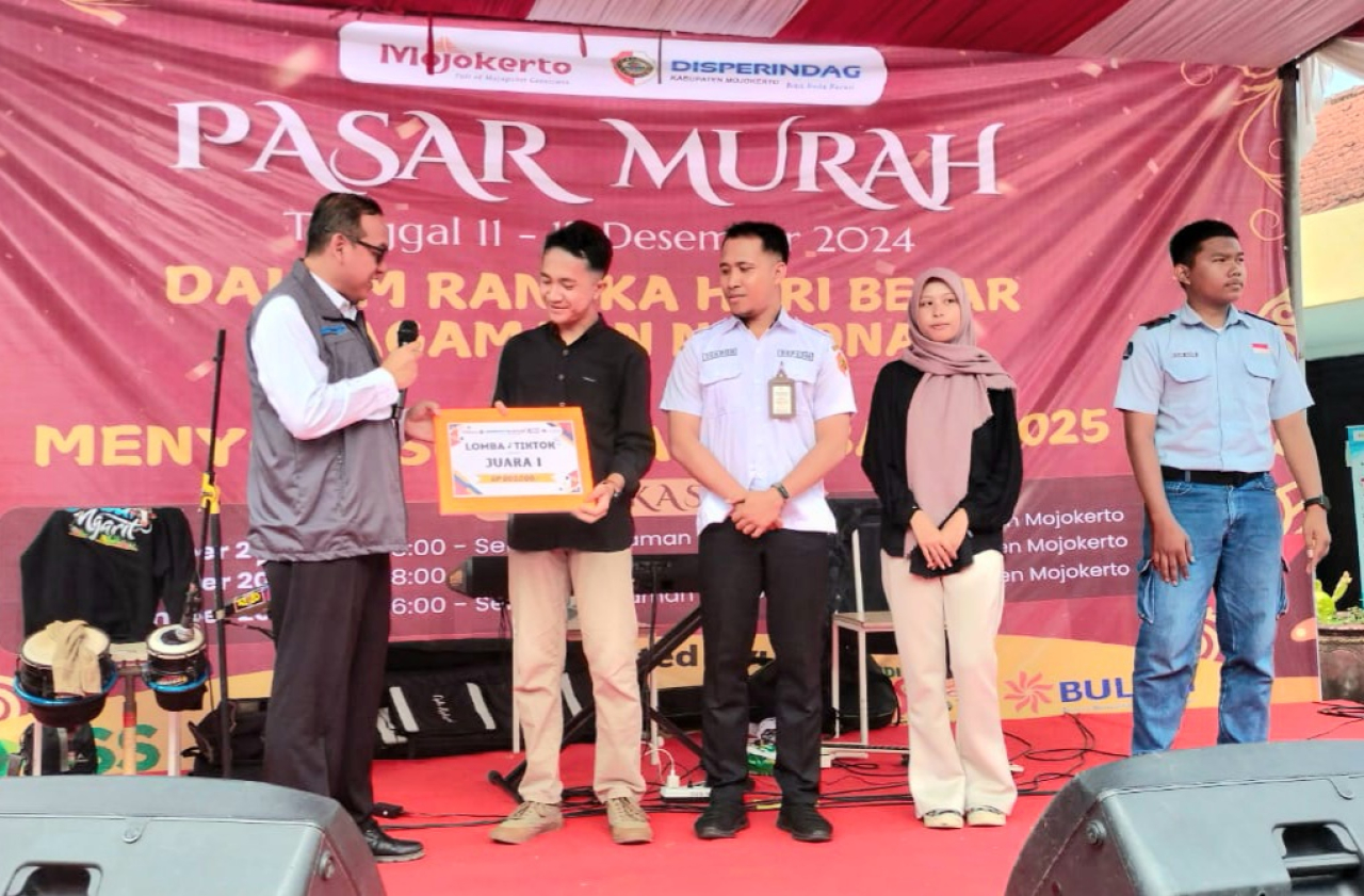 Kepala Disperindag Kabupaten Mojokerto Iwan Abdilah (kiri) saat memberikan hadiah bagi pemenang lomba konten TikTok di aplikasi TUMBAS milik Pemkab Mojokerto (foto : humasdisperindagkabmjk/erick_beritaformat.com)