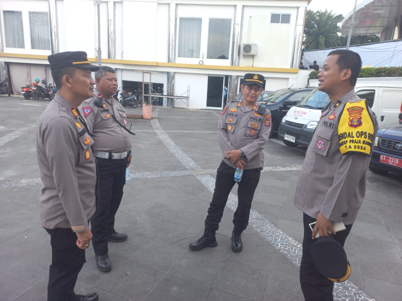 Kompol Dede Kurniawan saat memberikan arahan pada perwira yang akan melaksanakan pengamanan Pesta Rakyat hajat Walikota Balikpapan (foto : salahudin_beritaformat.com)