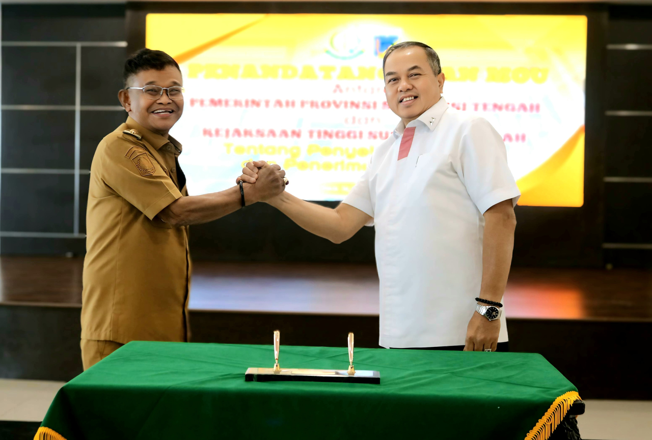 Sinergi : Gubernur Sulteng H. Rusdy Mastura (kiri) berjabat tangan penuh semangat dengan Kajati Sulteng Dr. Bambang Hariyanto (kanan) usai menandatangani MoU (foto : humaskejatisulteng/asri_beritaformat.com)