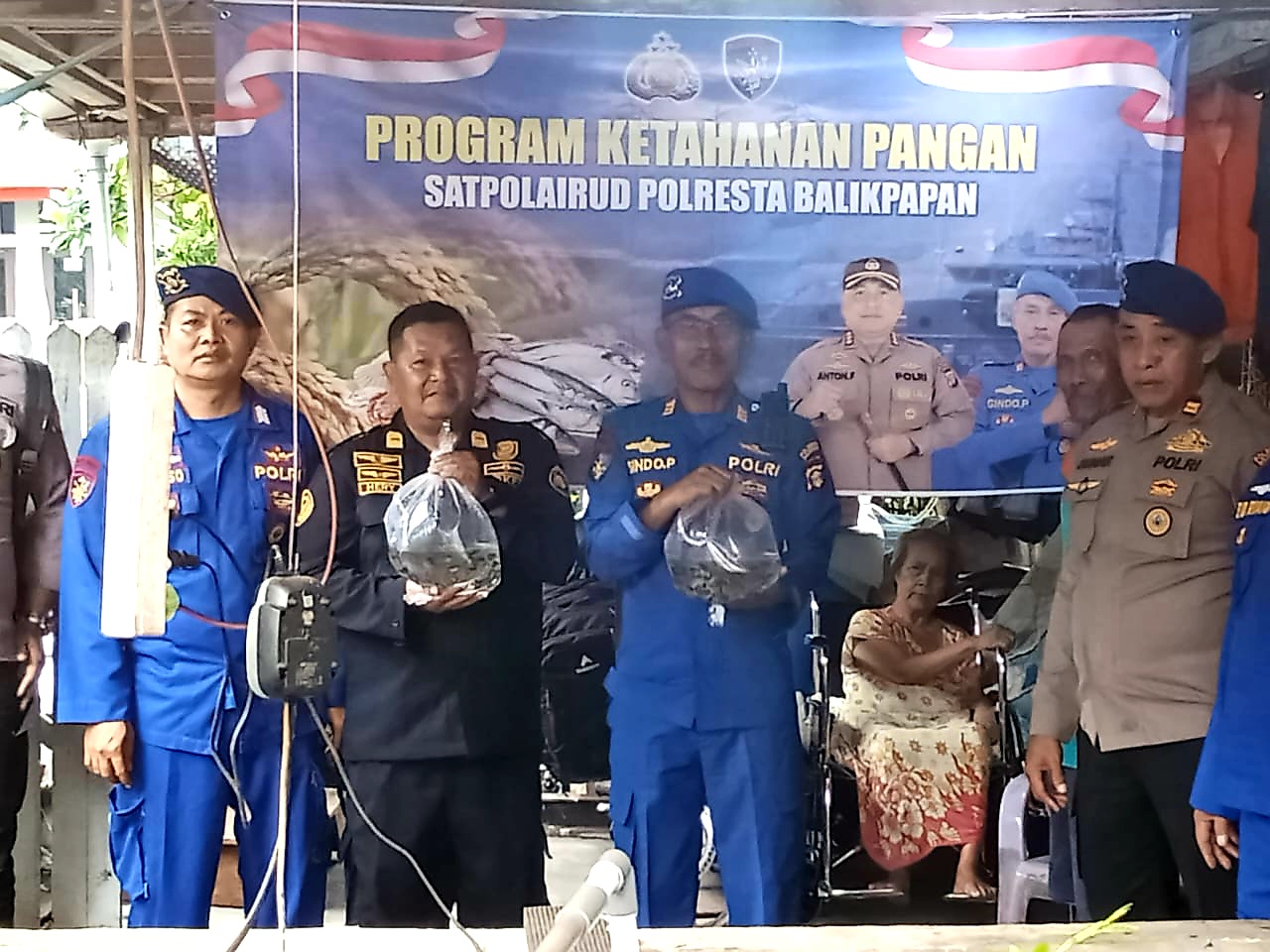 Kasat Polairud saat memberikan benih ikan gurame kepada warga masyarakat Balikpapan Utara (foto : humasrestabalikpapan/salahudin_beritaformat.com)