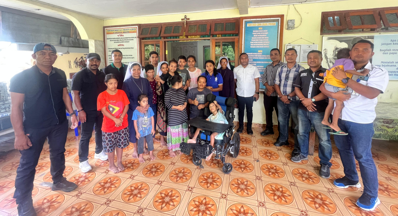 Kasat Intelkam Polres Nagekeo, Ipda Thomas A. Mere, S.A.P., saat berkunjung ke Panti Asuhan Alma Bakti Luhur Boanio (foto : yasin_beritaformat.com)