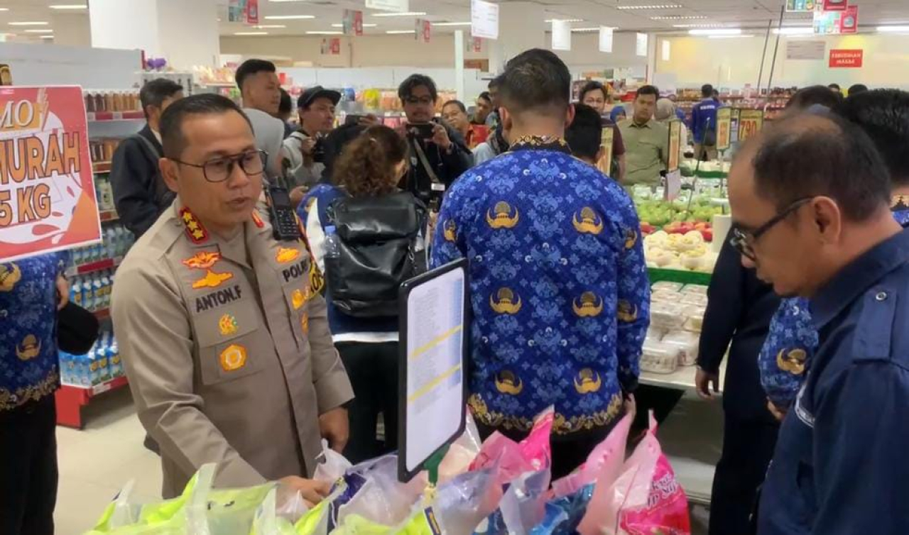 Kapolresta Balikpapan Kombespol Anton Firmanto saat turun ke salah satu supermarket untuk ikut cek ketersediaan bahan pangan menjelang Nataru (foto : humasrestabalikpapan/salahudin_beritaformat.com)
