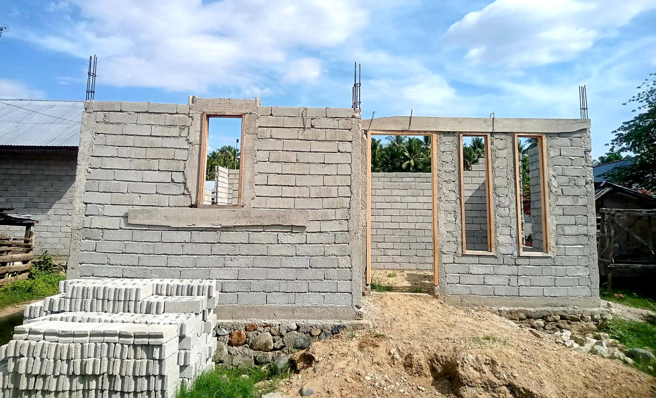 On progres : pembangunan rumah warga yang sudah tidak layak huni dalam tahap pengerjaan (foto : asri_beritaformat.com)