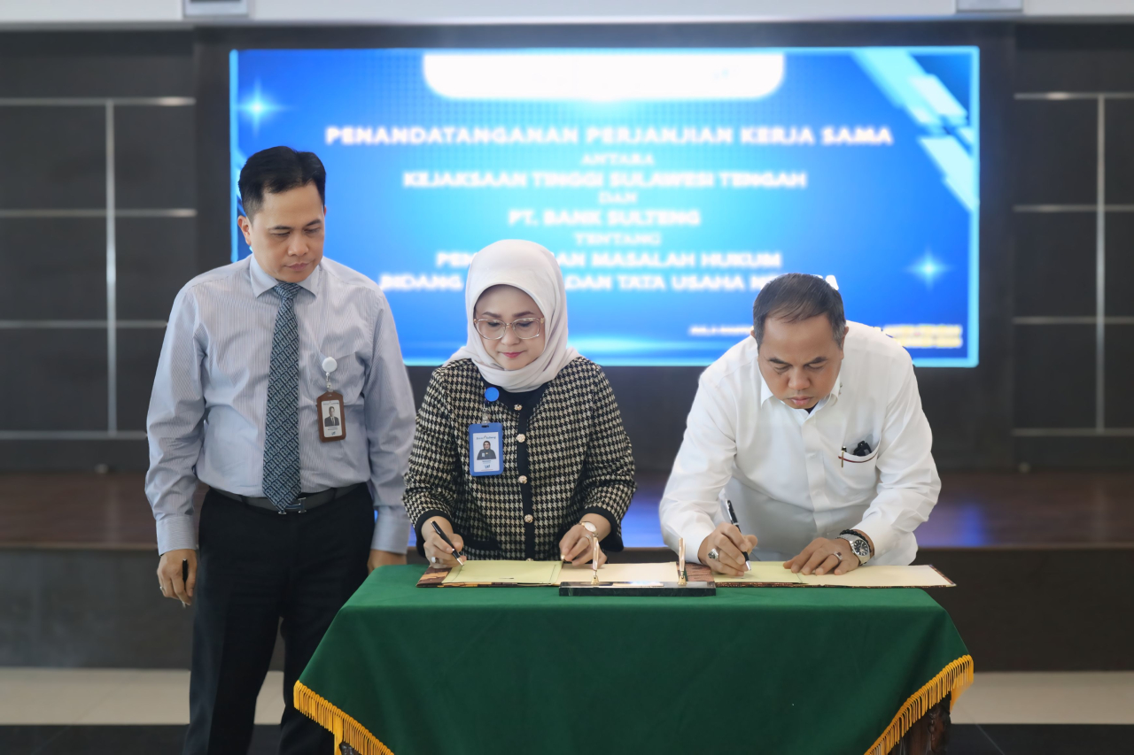Penandatanganan kerjasama hukum, (kanan) Kajati Sulteng Dr. Bambang Hariyanto dan (kiri) Hj. Ramiyatie Direksi PT. Bank Sulteng (foto : humaskejatisulteng/asri_beritaformat.com)