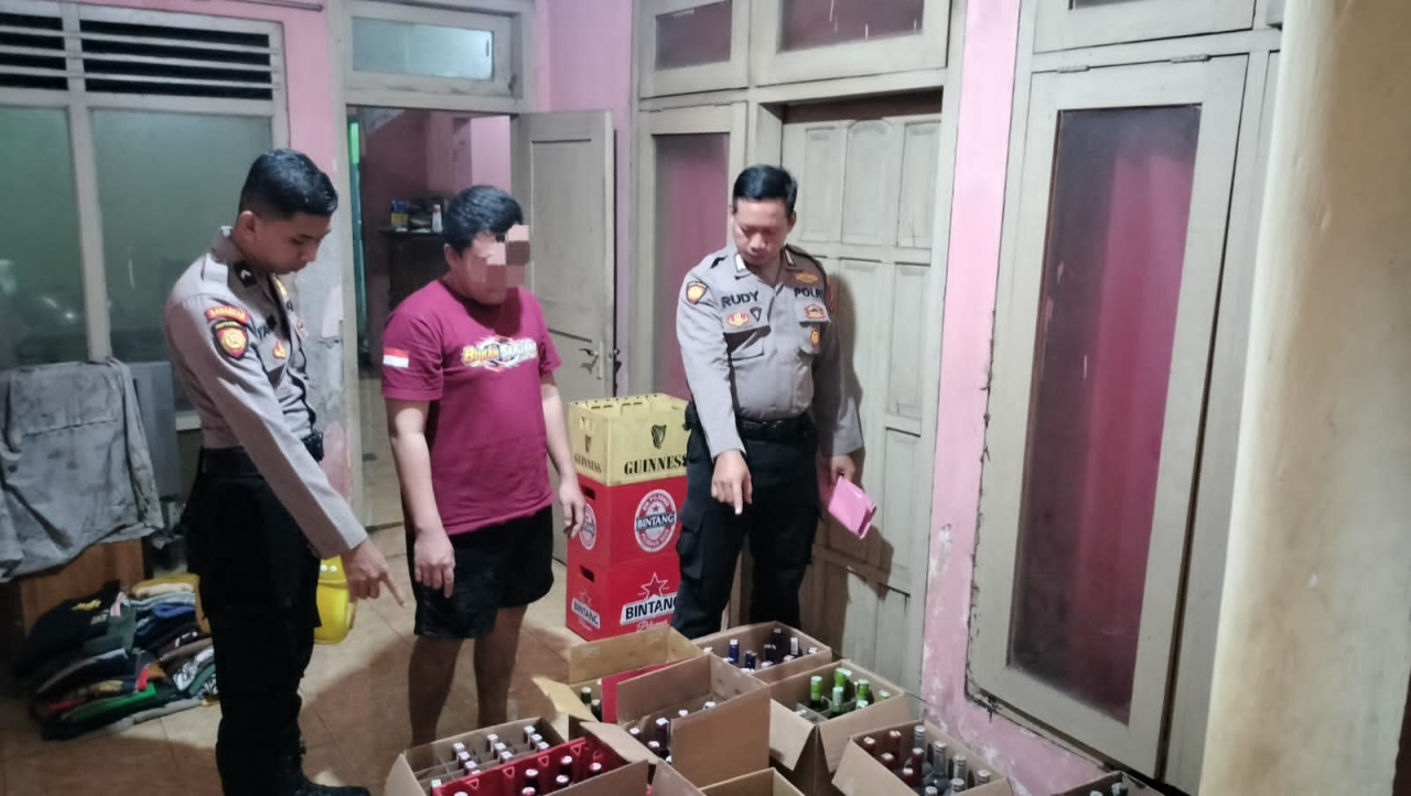 Komitmen : Anggota Polres Gresik saat merazia ratusan botol miras berbagai merk di rumah YWP (foto : humasresgresik/212_beritaformat.com)