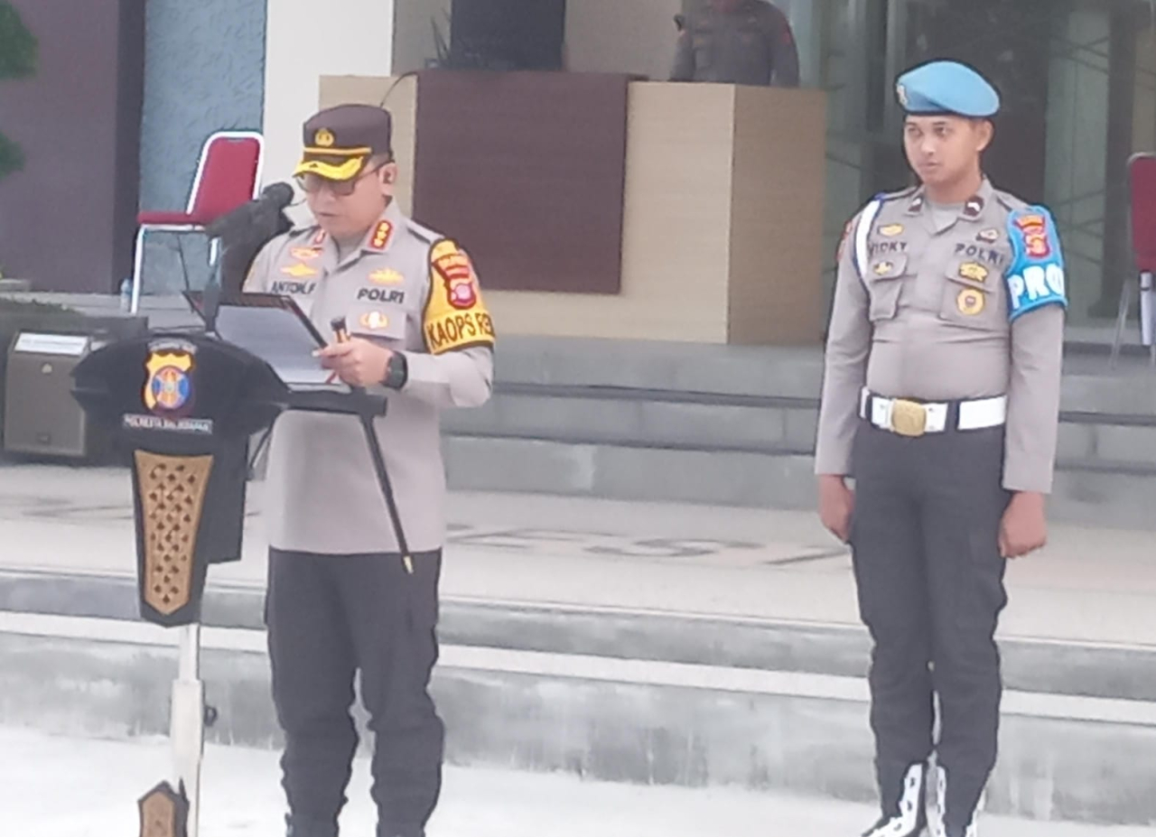 Kapolresta Balikpapan Kombespol Anton Firmanto, S.H., S.I.K., M.Si., saat memimpin upacara kesiapan personil Operasi Lilin Mahakam (foto : humasrestabalikpapan/salahudin_beritaformat.com)