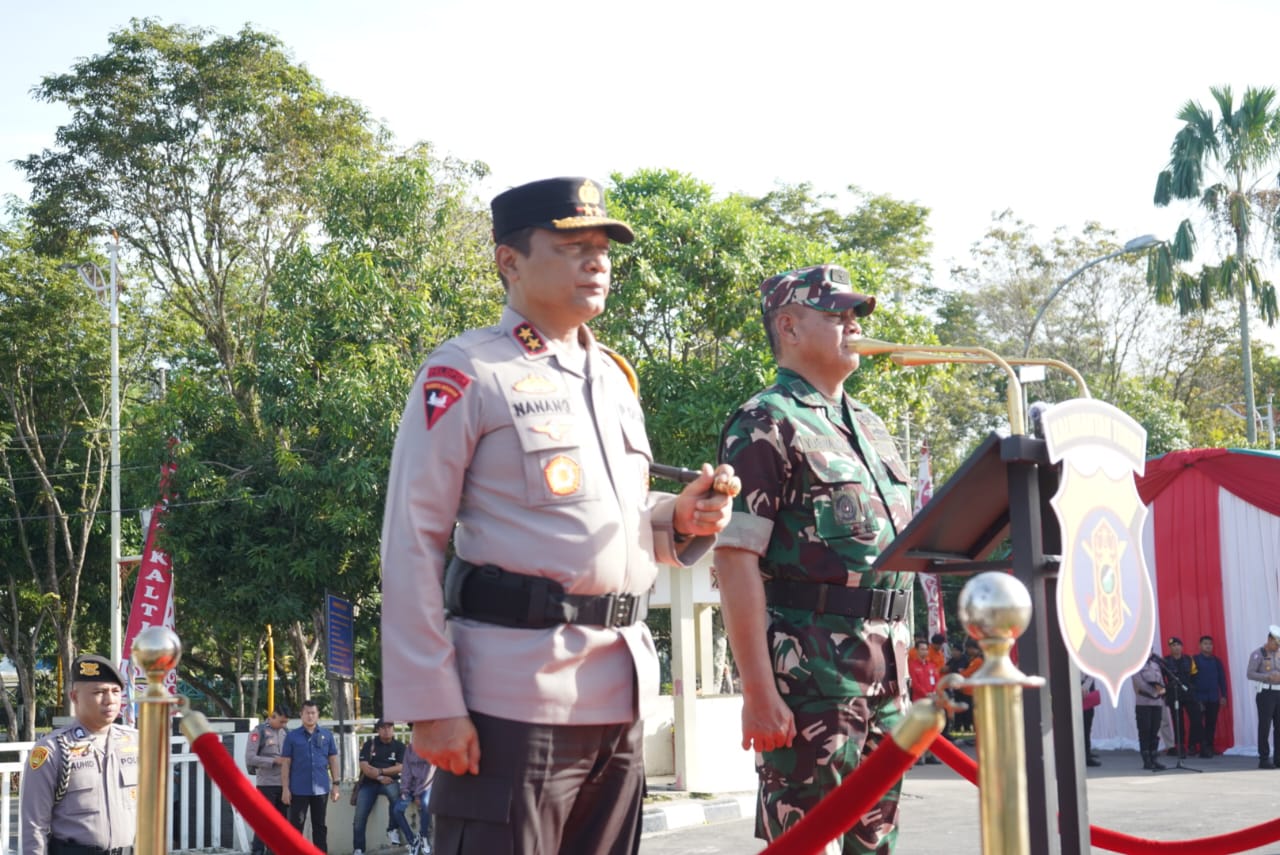 Kapolda Kaltim Irjen Pol. Drs. Nanang Avianto, M.Si., didampingi Kapoksahli Pangdam VI/Mulawarman Brigjen TNI Drs. Yuwandi, M.Si., saat memimpin Apel Gelar Pasukan Operasi Lilin Mahakam 2024 (foto : humaspoldakaltim/salahudin_beritaformat.com)
