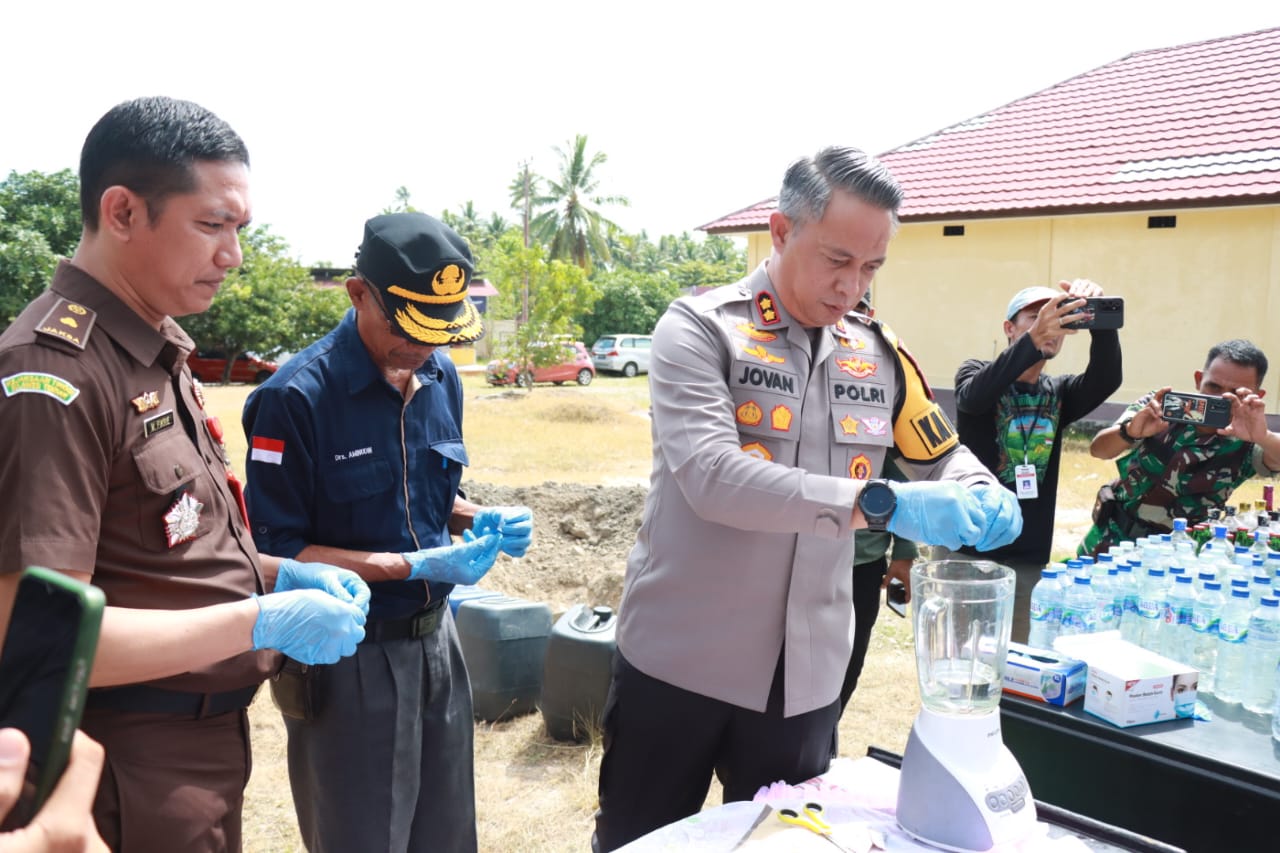 Kapolres Parigi Moutong, AKBP Jovan Reagan Sumual, S.H., S.I.K., M.H., M.Tr., SOU, saat memusnahkan narkoba jenis sabu hasil Operasi Pekat Tinombala 2024 (foto : humasresparimo/asri_beritaformat.com)
