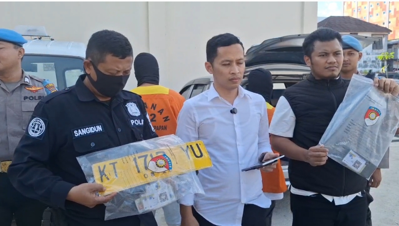 Kasat Reskrim Polresta Balikpapan AKP Benny Aryanto saat mengungkap penangkapan pelaku penyalahguna BBM bersubsidi (foto : salahudin_beritaformat.com)