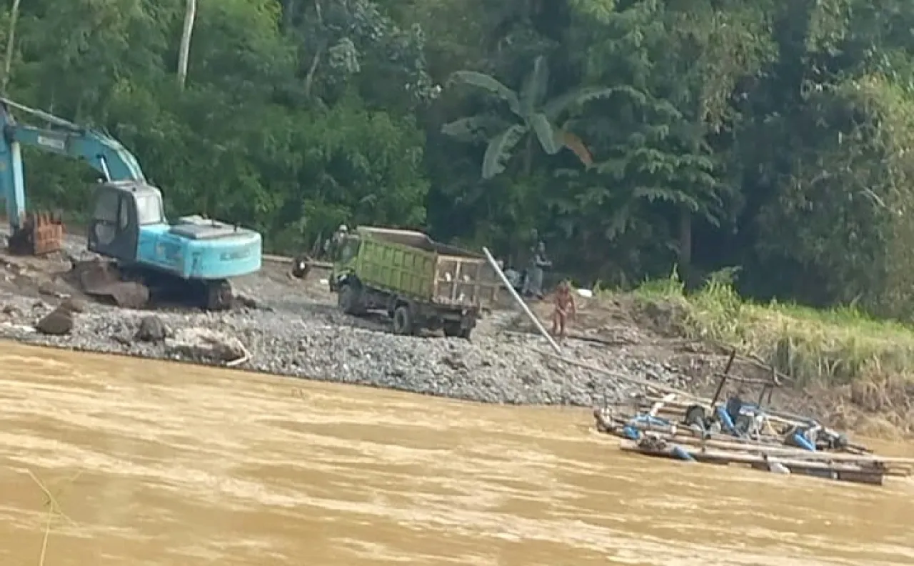 Warga Resah Dengan Aktivitas Ilegal Penyedotan Pasir di Sungai Brantas Ngunut