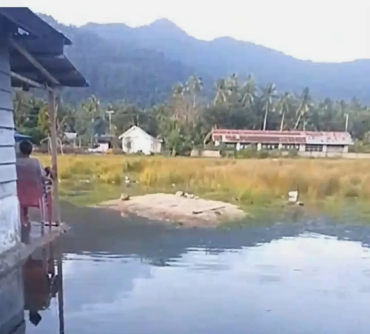 Rumah Warga Terendam Air Laut, Pemerintah Desa Dituding Lambat Bertindak