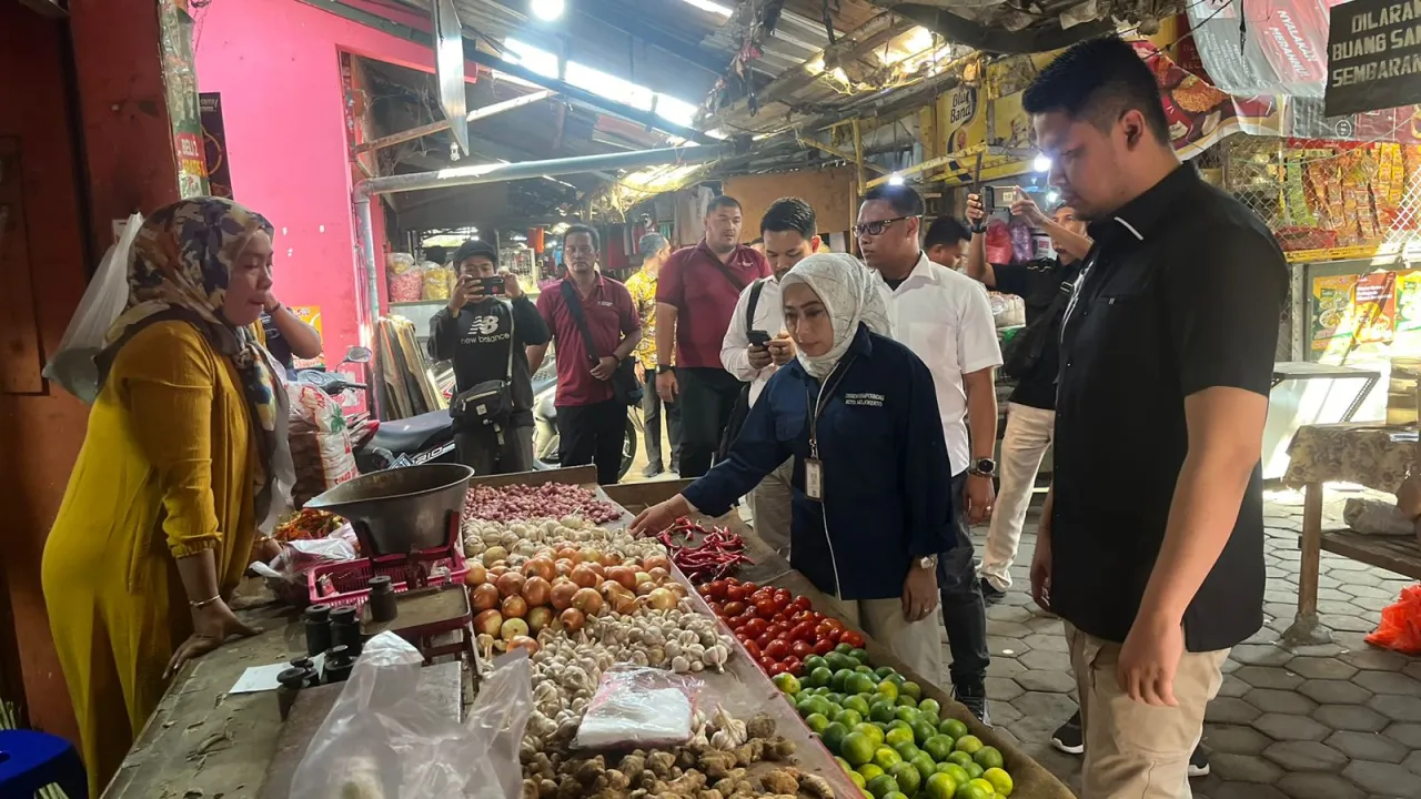 Polres Mojokerto Kota dan Diskopukmperindag Gelar Sidak di Pasar Tradisional
