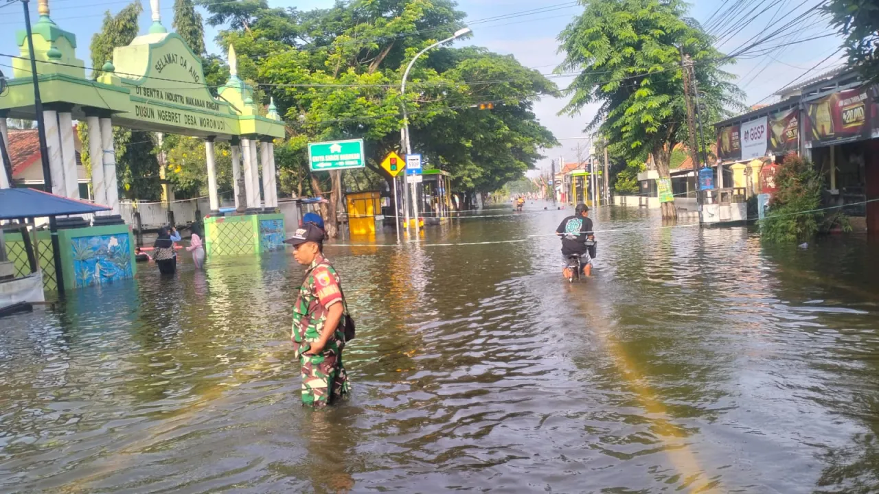 Serma Siswadi: Babinsa Cerme Siaga Bantu Warga Terdampak Banjir