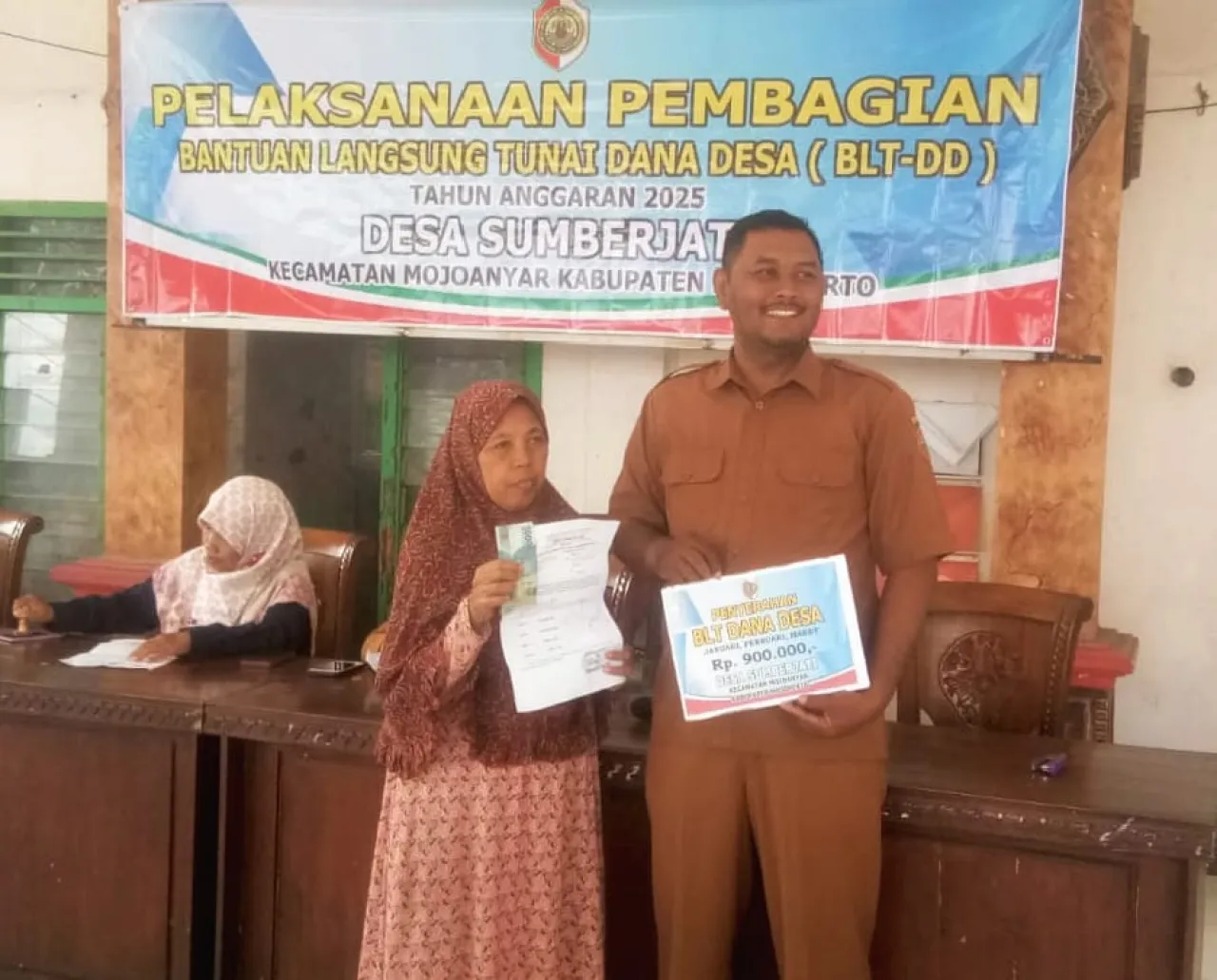 Lebaran Jadi Lebih Ceria: Pemerintah Desa Sumberjati Bagikan BLT 32 Juta untuk 26 Warga